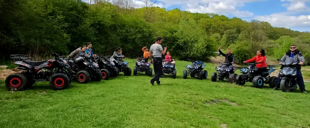 Grupul nostru: zece ATV-uri și copiii, într-o poiană lângă pădure