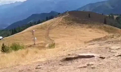 Priveliște de pe culmea dealului spre munți, de pe ATV
